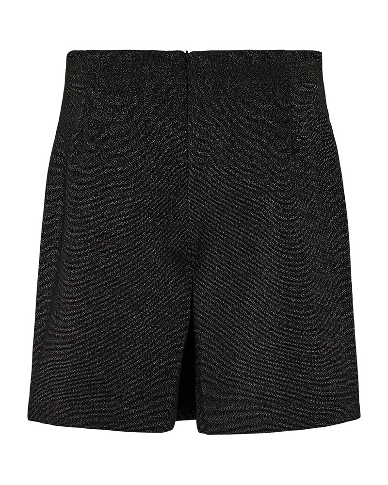 Glitrende skorts, som er en kort nederdel med indbyggede shorts og lynlås bagpå fra Freequent FQNANNILUX-SKIRT Black w. Silver
