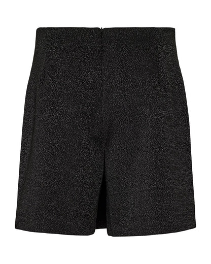 Glitrende skorts, som er en kort nederdel med indbyggede shorts og lynlås bagpå fra Freequent FQNANNILUX-SKIRT Black w. Silver
