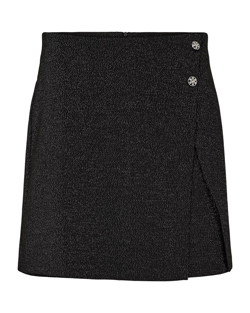 Glitrende skorts, som er en kort nederdel med indbyggede shorts og slids foran fra Freequent FQNANNILUX-SKIRT Black w. Silver