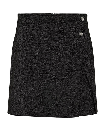 Glitrende skorts, som er en kort nederdel med indbyggede shorts og slids foran fra Freequent FQNANNILUX-SKIRT Black w. Silver