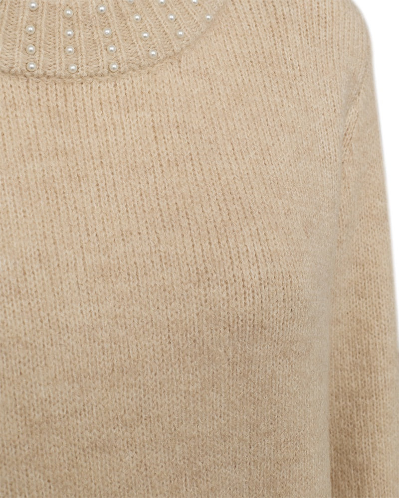 Closeup af Beige strik med perler ved halsudskæringen og ærmekanterne FQPEARL-PULLOVER Moonbeam Melange