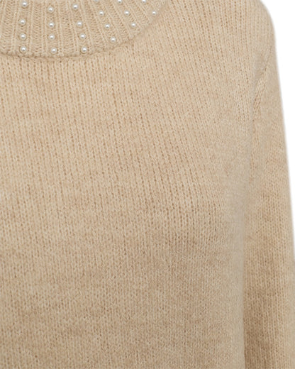 Closeup af Beige strik med perler ved halsudskæringen og ærmekanterne FQPEARL-PULLOVER Moonbeam Melange
