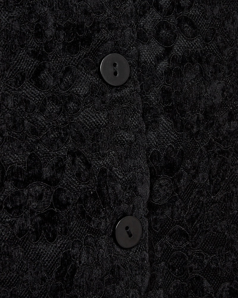 closeup af knapper på model med sort vest fra Freequent med velourblondekvalitet og blomstermønster. Freequent FQGRY-WAISTCOAT Black