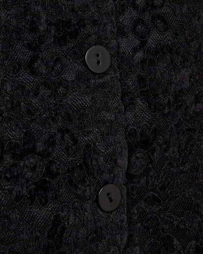 closeup af knapper på model med sort vest fra Freequent med velourblondekvalitet og blomstermønster. Freequent FQGRY-WAISTCOAT Black