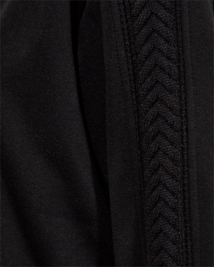 closeup af ærmer på klassisk sort sweatshirt med kabelmønster på ærmerne. Freequent FQWANA-PULLOVER Black