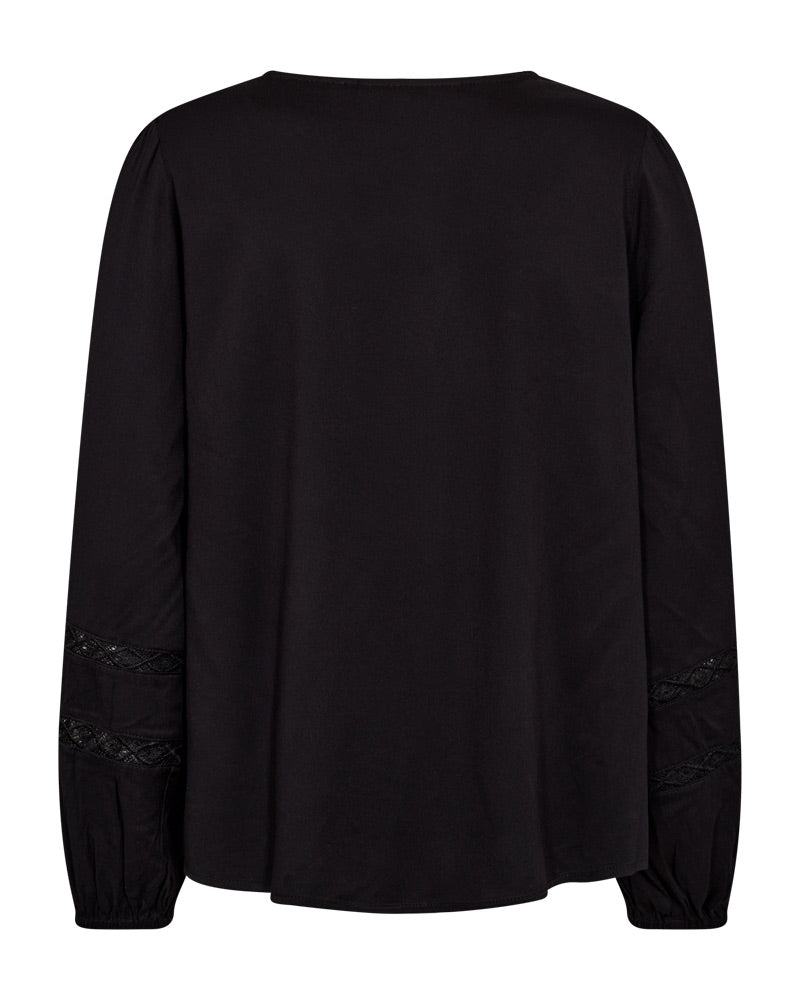 ryggen af sort bluse med elegante detaljer på ærmerne. Freequent FQMAZE-BLOUSE Black