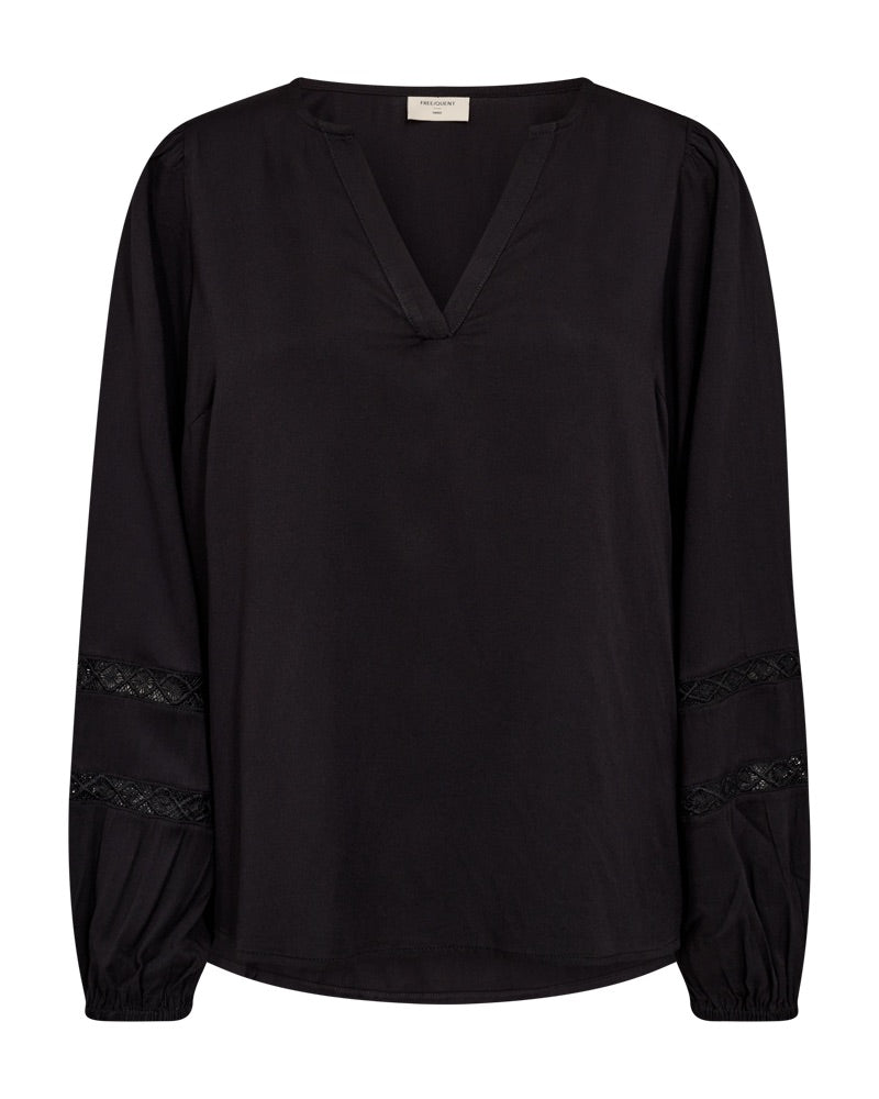fronten af ryggen af sort bluse med elegante detaljer på ærmerne. Freequent FQMAZE-BLOUSE Black