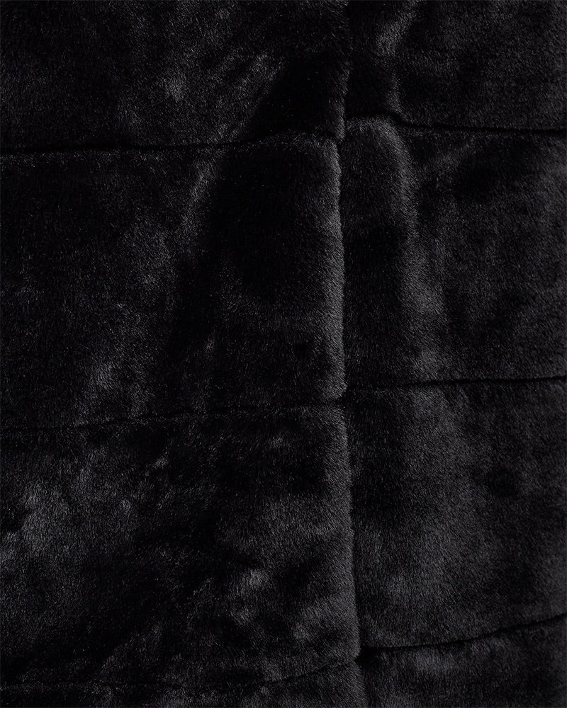 closeup af blød sort vest i faux fur med v-hals. Freequent FQFOXY-WAISTCOAT Black