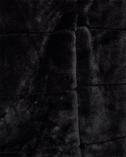 closeup af blød sort vest i faux fur med v-hals. Freequent FQFOXY-WAISTCOAT Black