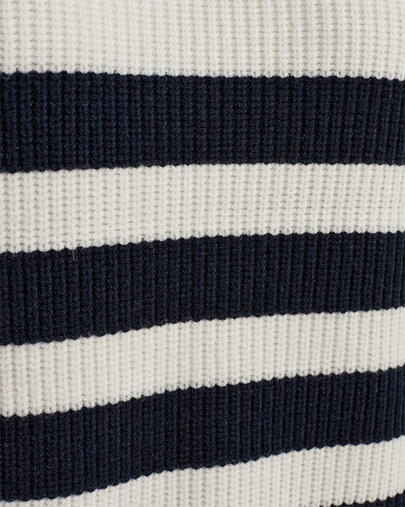 closeup af stribet strik i hvid med brede navy blå striber og en smal gul bundkant. Freequent Off-white Navy Blazer FQCLARA-PULLOVER