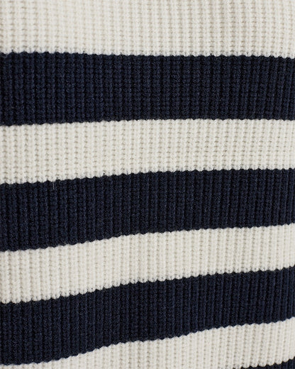 closeup af stribet strik i hvid med brede navy blå striber og en smal gul bundkant. Freequent Off-white Navy Blazer FQCLARA-PULLOVER