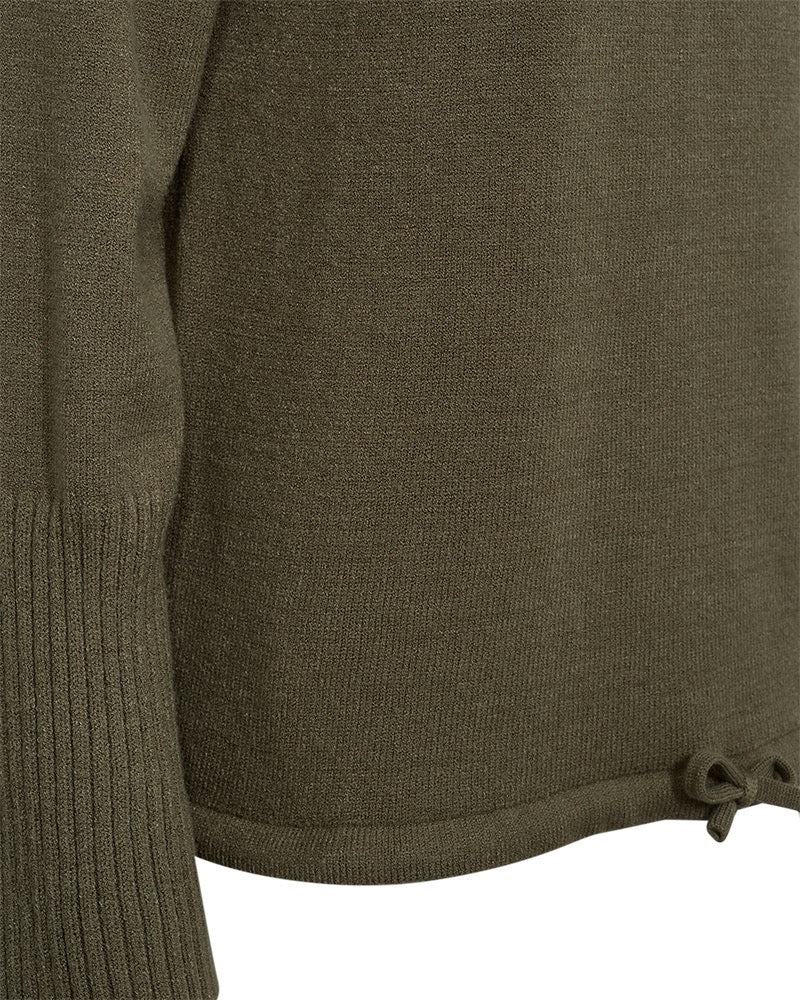 closeup af langærmet grøn strik i finstrikket kvalitet med ærmer i rib og snøre i bunden. Freequent Deep Lichen Green FQALPI-PULLOVER