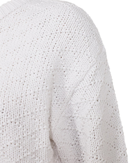 closeup af langærmet hvis strik med rund hals og strikket mønster. Freequent Off-white FQCOTLA-PULLOVER