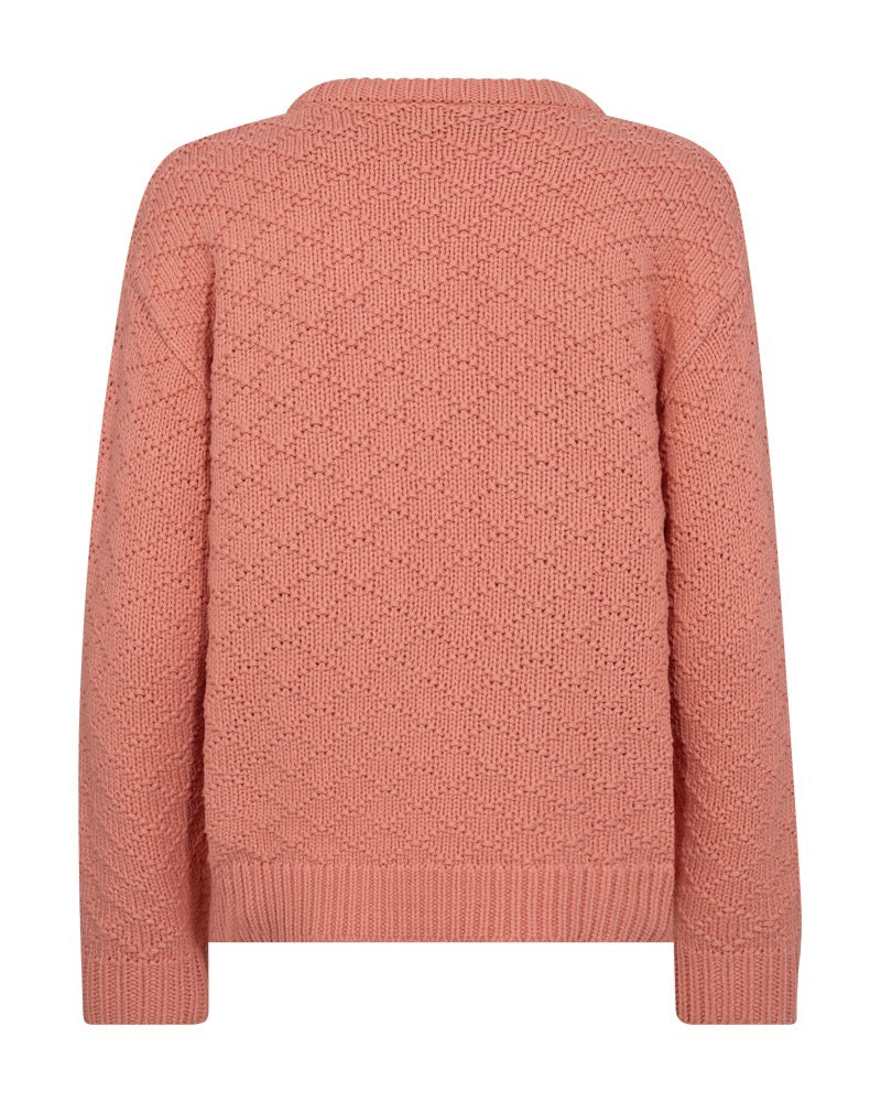 ryggen af langærmet coralfarvet strik med rund hals og strikket mønster. Freequent Burnt Coral FQCOTLA-PULLOVER