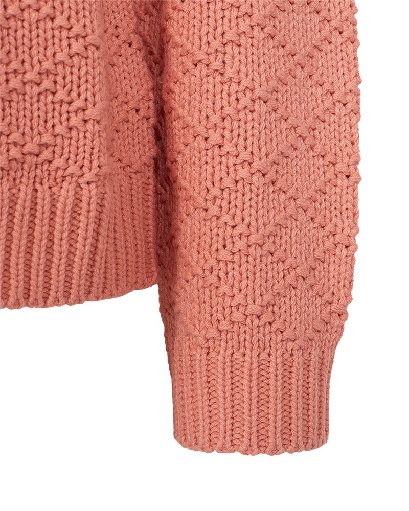 closeup af ærme på langærmet coralfarvet strik med rund hals og strikket mønster. Freequent Burnt Coral FQCOTLA-PULLOVER