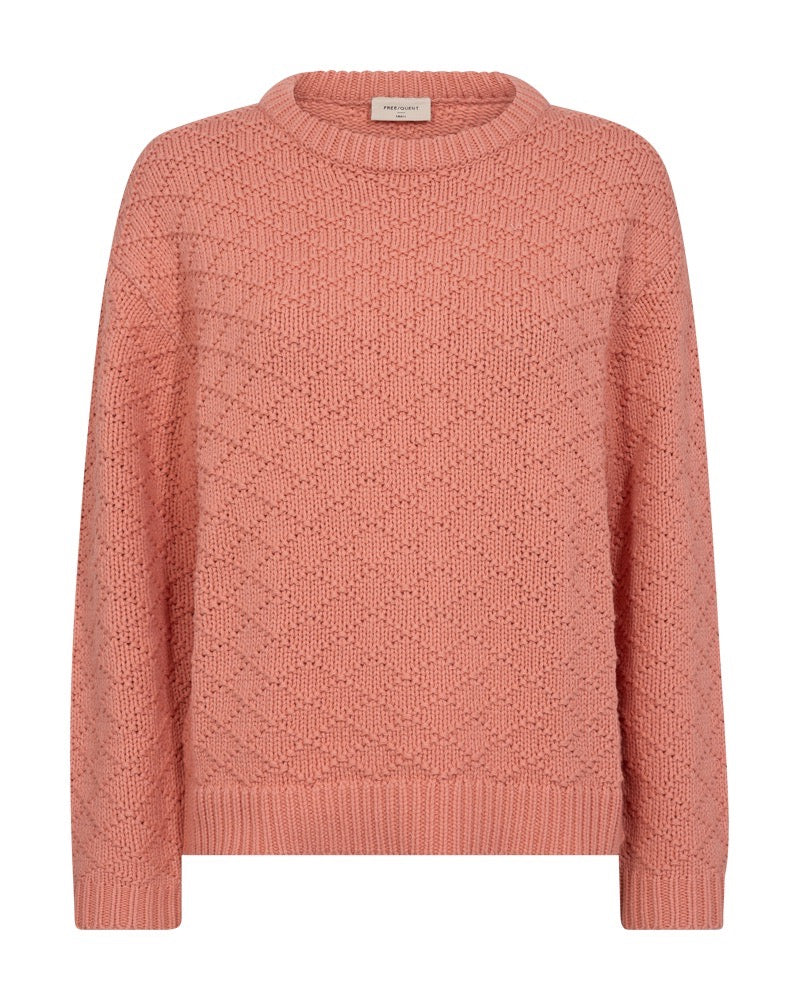 langærmet coralfarvet strik med rund hals og strikket mønster. Freequent Burnt Coral FQCOTLA-PULLOVER