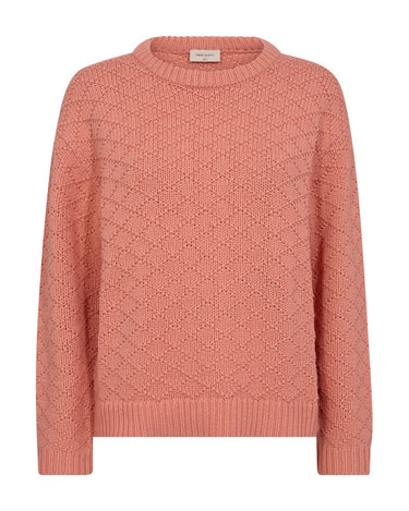 langærmet coralfarvet strik med rund hals og strikket mønster. Freequent Burnt Coral FQCOTLA-PULLOVER