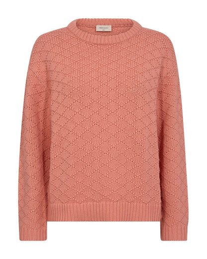 langærmet coralfarvet strik med rund hals og strikket mønster. Freequent Burnt Coral FQCOTLA-PULLOVER