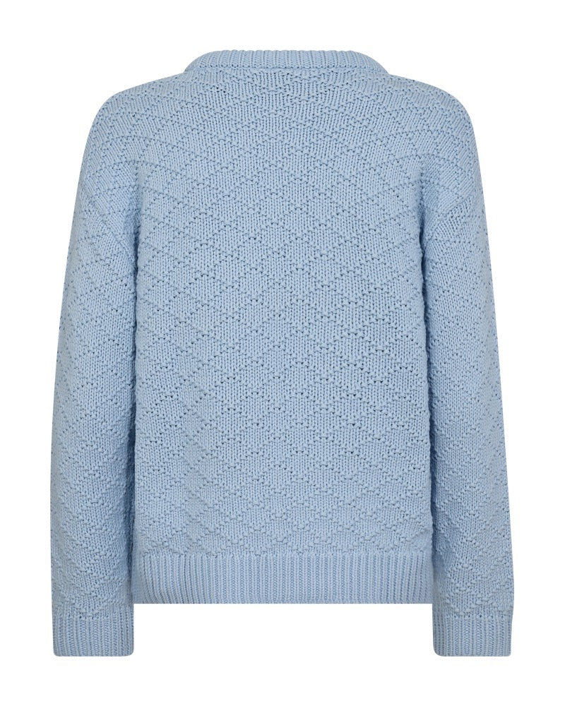 ryggen af langærmet blå strik med rund hals og strikket mønster. Freequent Chambray Blue FQCOTLA-PULLOVER