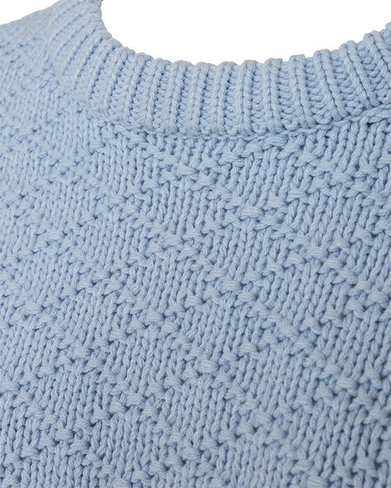 closeup af langærmet blå strik med rund hals og strikket mønster. Freequent Chambray Blue FQCOTLA-PULLOVER