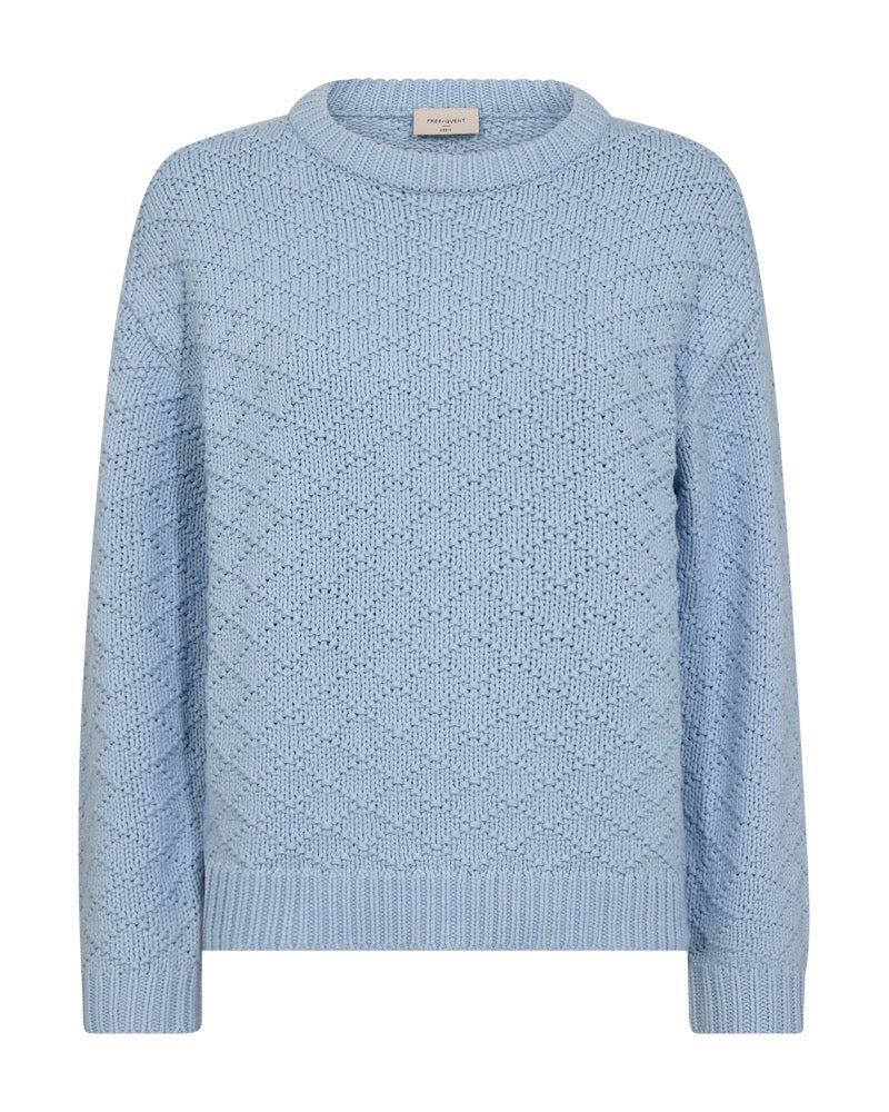 langærmet blå strik med rund hals og strikket mønster. Freequent Chambray Blue FQCOTLA-PULLOVER