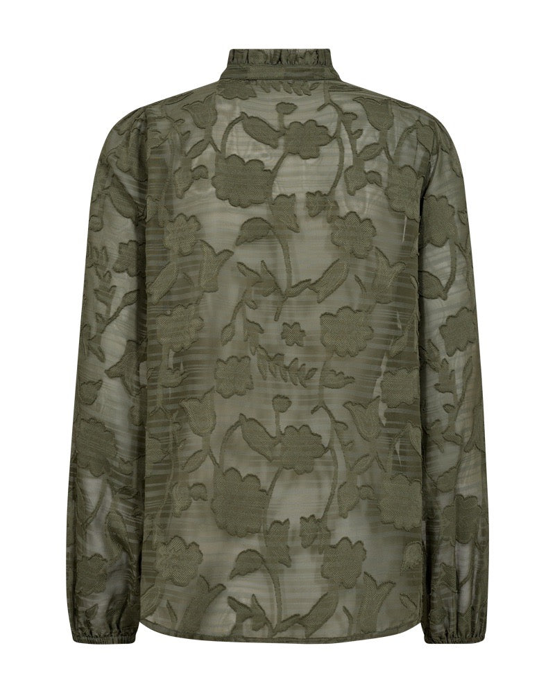 ryggen af gennemsigtig grøn skjorte med blomstret mønster og flæsekrave. Freequent Deep Lichen Green FQCIME-SHIRT