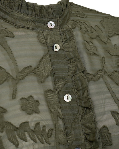 closeup af knappe tog flæser på gennemsigtig grøn skjorte med blomstret mønster og flæsekrave. Freequent Deep Lichen Green FQCIME-SHIRT