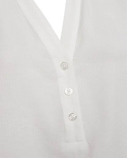 closeup af knapper på hvid bluse med v-hals og 3/4 ballonærmer Freequent Off-white FQPENNY-BLOUSE