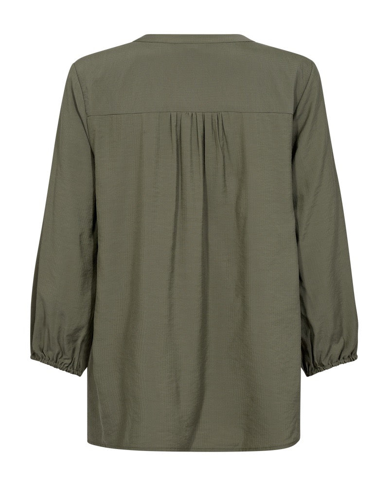 ryggen af grøn bluse med v-hals og 3/4 ballonærmer. Freequent FQPENNY-BLOUSE Deep Lichen Green