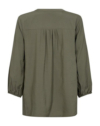 ryggen af grøn bluse med v-hals og 3/4 ballonærmer. Freequent FQPENNY-BLOUSE Deep Lichen Green