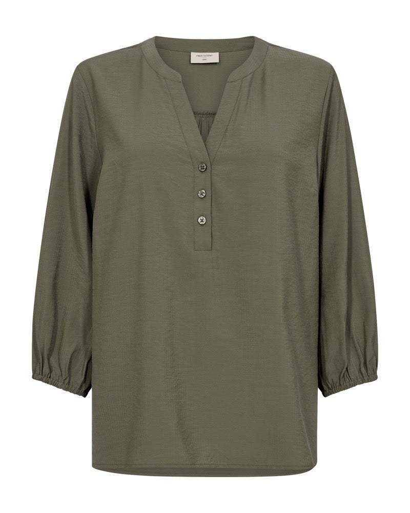 grøn bluse med v-hals og 3/4 ballonærmer. Freequent FQPENNY-BLOUSE Deep Lichen Green