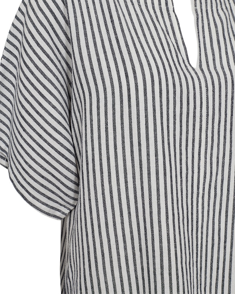 closeup af blå stribet t-shirt med korte ærmer Freequent Star Off-white w Navy Blazer FQLAVISCO-BLOUSE