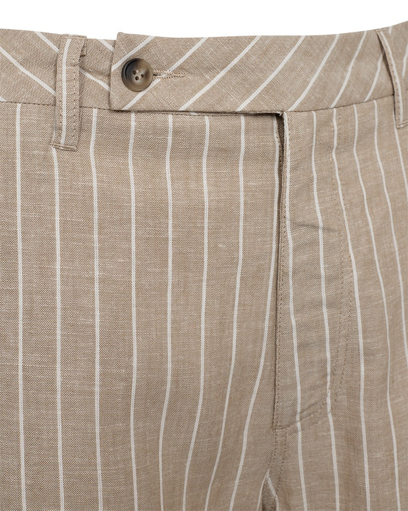 closeup beige bukser med tynde hvide striber. Freequent Sand Off-white FQLAVEGA-PANTS