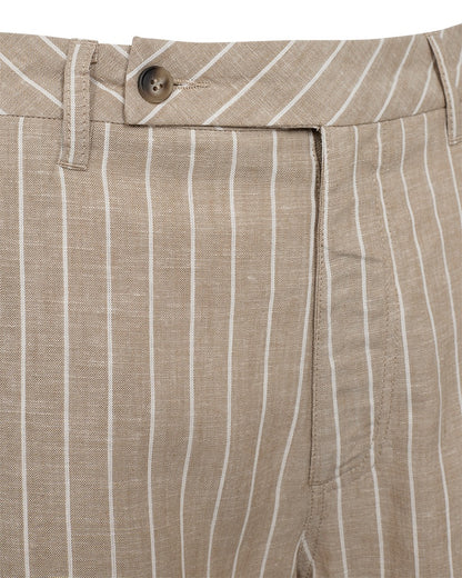 closeup beige bukser med tynde hvide striber. Freequent Sand Off-white FQLAVEGA-PANTS