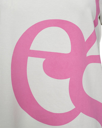 closeup af hvid t-shirt med pink mønster Freequent Star off-white w Fuchsia Pink FQFENJAL-TEE