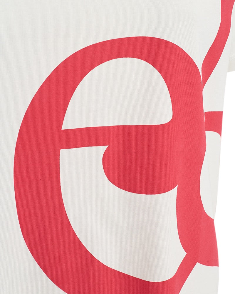 closeup af hvid t-shirt med rødt mønster Freequent FQFENJAL-TEE Star Off-white Bittersweet