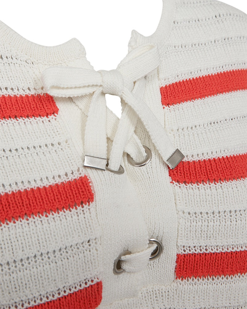 closeup af stribet strik i hvid/rød med brede ribkanter og snøre ved halsudskæringen.Freequent Star Off-white Bittersweet FQSAIL-PULLOVER