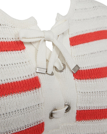 closeup af stribet strik i hvid/rød med brede ribkanter og snøre ved halsudskæringen.Freequent Star Off-white Bittersweet FQSAIL-PULLOVER