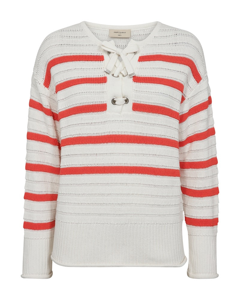 stribet strik i hvid/rød med brede ribkanter og snøre ved halsudskæringen.Freequent Star Off-white Bittersweet FQSAIL-PULLOVER