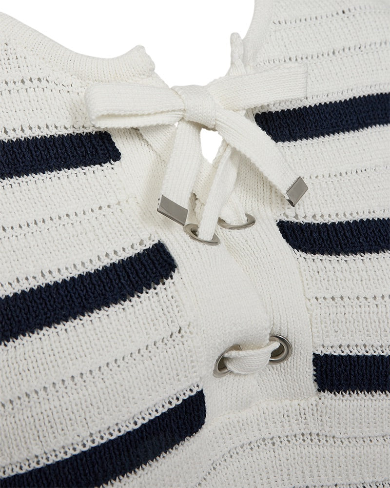 closeup af stribet strik i hvid/blå med brede ribkanter og snøre ved halsudskæringen. Freequent Star Off-white Navy Blazer FQSAIL-PULLOVER