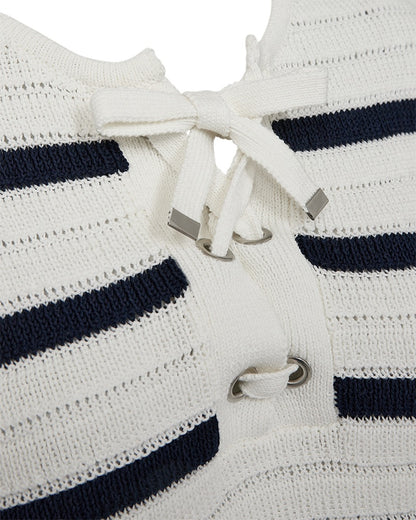 closeup af stribet strik i hvid/blå med brede ribkanter og snøre ved halsudskæringen. Freequent Star Off-white Navy Blazer FQSAIL-PULLOVER