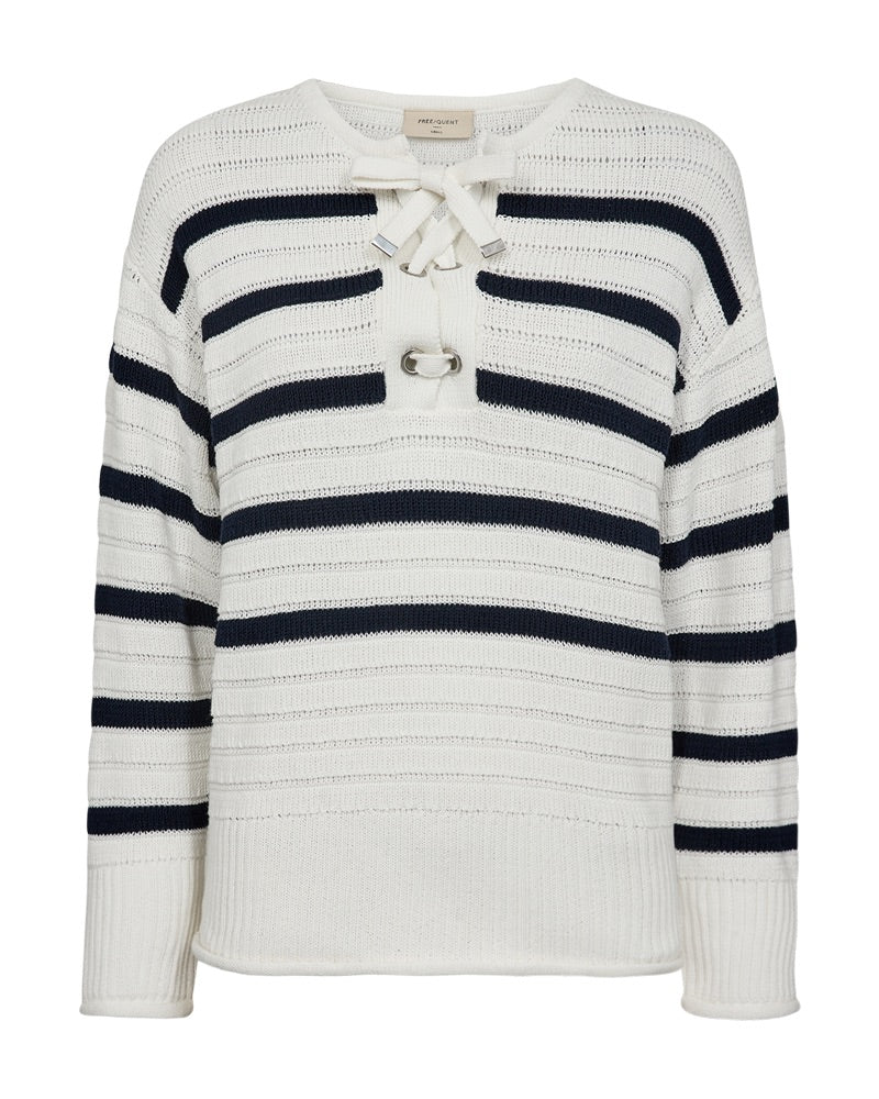 stribet strik i hvid/blå med brede ribkanter og snøre ved halsudskæringen. Freequent Star Off-white Navy Blazer FQSAIL-PULLOVER