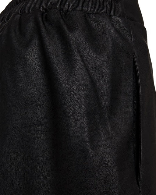 lomme på sort lædernederdel