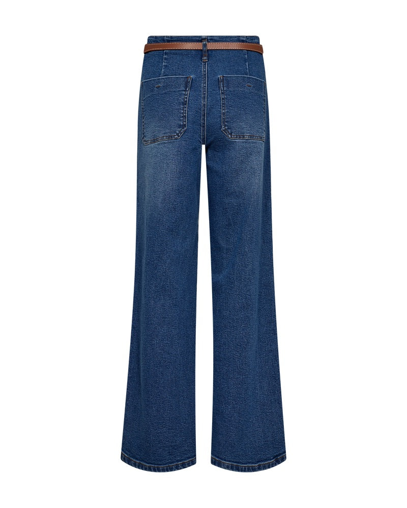 bagpå blå jeans i denim med brede bukseben og brunt bælte. Freequent Medium Blue Denim FQSALLA-PANTS
