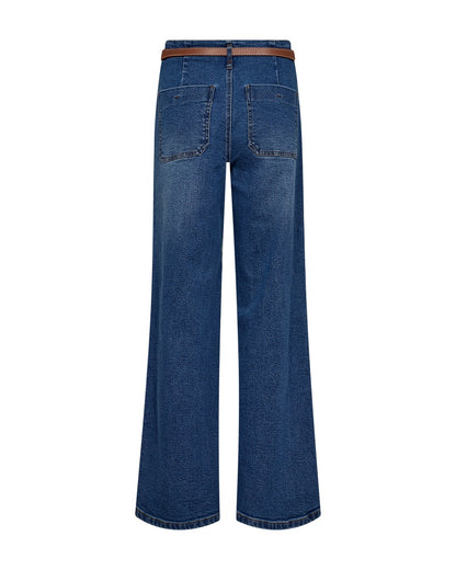 bagpå blå jeans i denim med brede bukseben og brunt bælte. Freequent Medium Blue Denim FQSALLA-PANTS