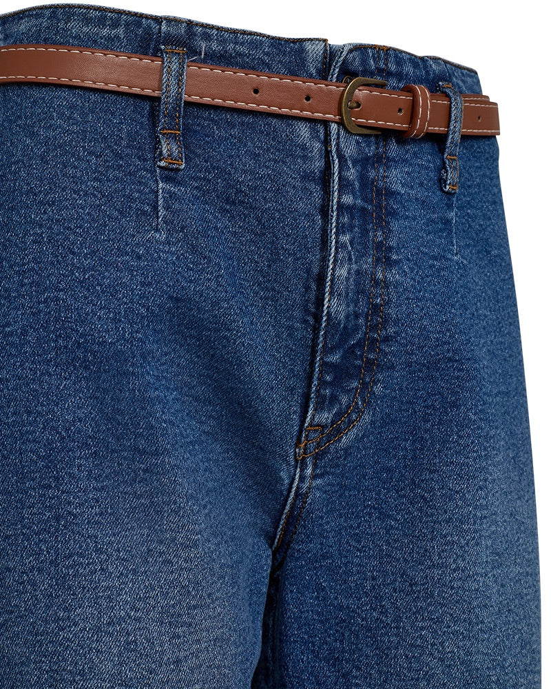 closeup af bælte på blå jeans i denim med brede bukseben og brunt bælte. Freequent Medium Blue Denim FQSALLA-PANTS