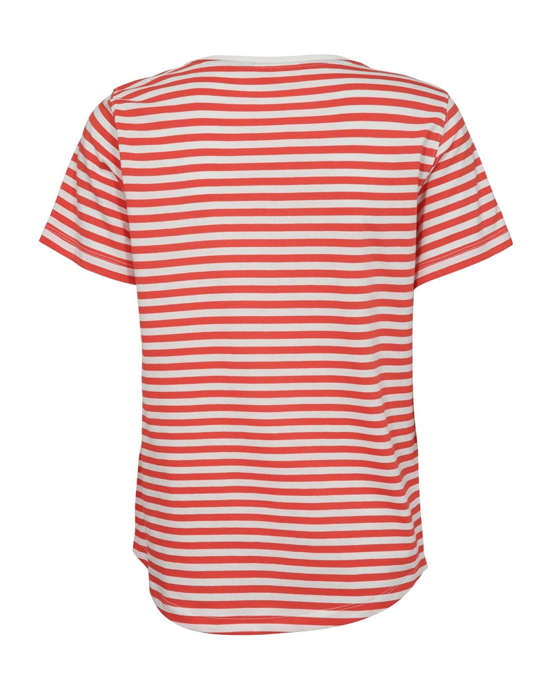 ryggen af kortærmet stribet t-shirt i rød hvid med sort hjerte på brystet. Freequent Off-white Bittersweet FQMIAN-TEE