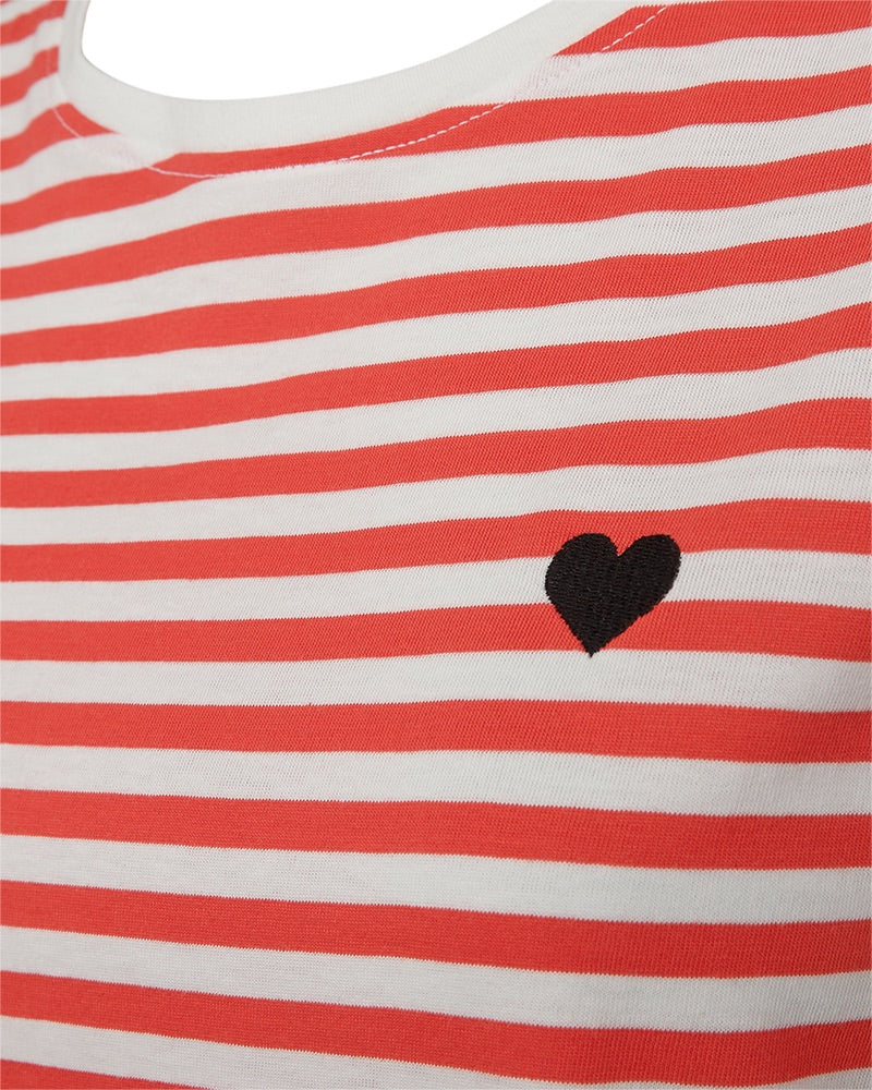 kortærmet stribet t-shirt i rød hvid med sort hjerte på brystet. Freequent Off-white Bittersweet FQMIAN-TEE