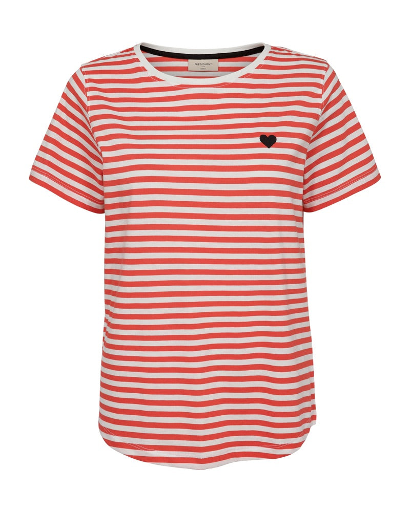 kortærmet stribet t-shirt i rød hvid med sort hjerte på brystet. Freequent Off-white Bittersweet FQMIAN-TEE