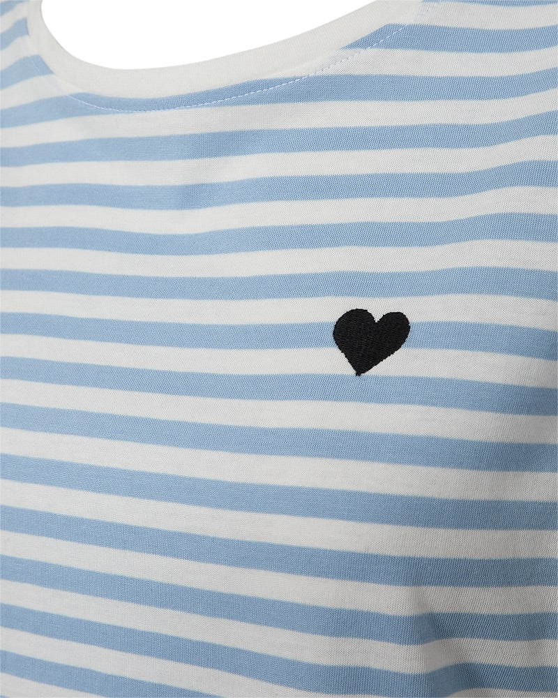 kortærmet stribet t-shirt i lyseblå hvis med et lille sort hjerte på brystet. Freequent Off-white blue FQMIAN-TEE